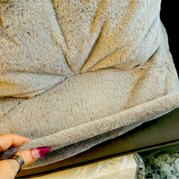 SUMMER AND ROSE FAUX FUR BOOK AND TABLET PILLOW - Picture 6 of 10